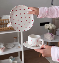 Чашки-блюдца с сердечками